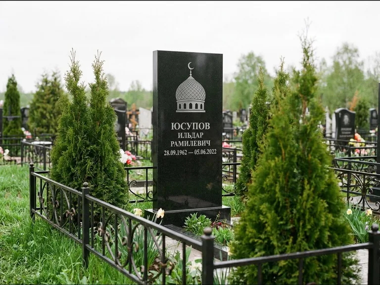Мусульманский памятник с гравировкой мечети — купол с полумесяцем в верхней части, работа «Юсупов» во Владивостоке