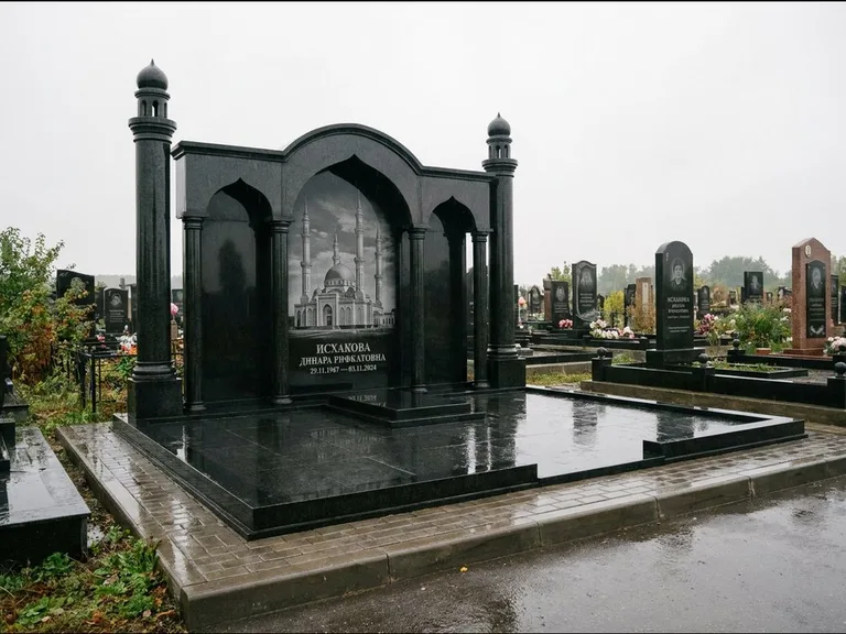 Мусульманский памятник с гравировкой мечети: семейный мемориал с колоннами-минаретами и аркой — золочёная гравировка мечети, большая мощёная площадка, работа «Абдуллаева» во Владивостоке