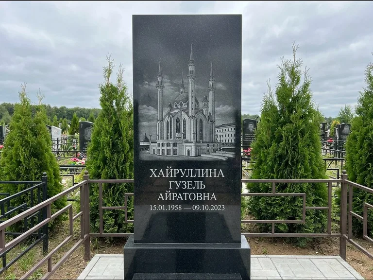 Мусульманский памятник с гравировкой мечети — панорама мечети во всю ширину стелы, работа «Хайруллина» во Владивостоке