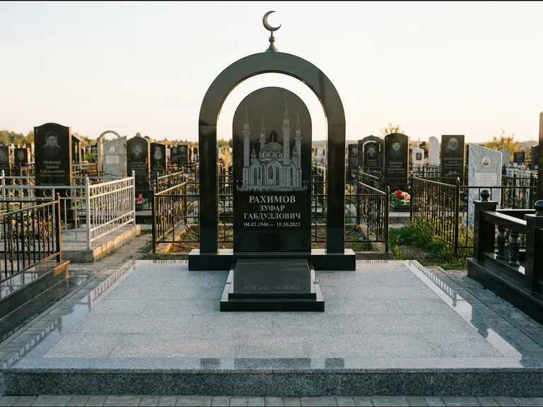 Мусульманский памятник с гравировкой мечети: монументальная стела-арка с полумесяцем на вершине — детализированная гравировка мечети Кул-Шариф, мощёная гранитная площадка с бордюром, работа «Юсупов» во Владивостоке