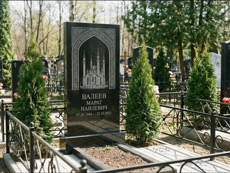 Мусульманский памятник с гравировкой мечети — мечеть в восточной арке с орнаментом, работа «Валеев» во Владивостоке