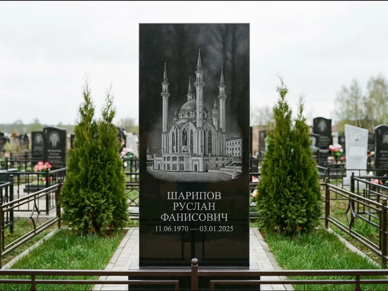Мусульманский памятник с гравировкой мечети — мечеть Кул-Шариф на обороте стелы, работа «Шарипов» во Владивостоке