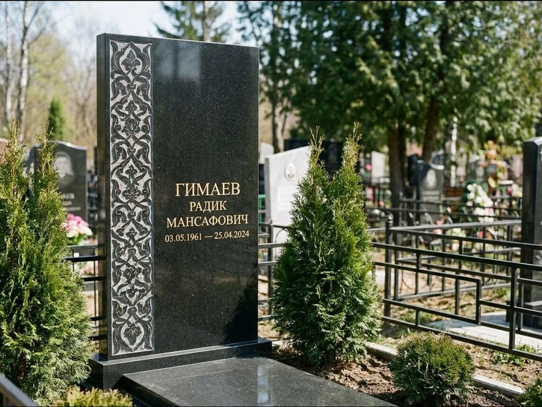 Мусульманский памятник — колонна ислими по краю стелы, работа «Гимаев» во Владивостоке