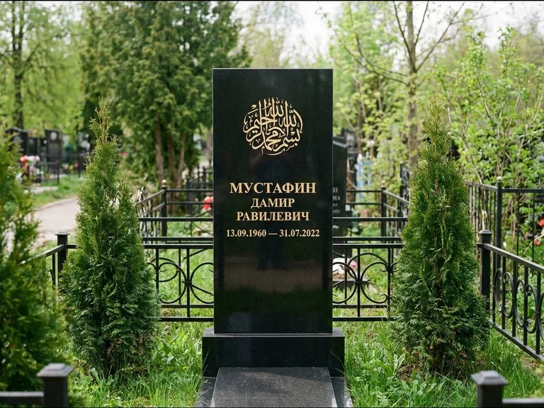 Мусульманский памятник — шахада в верхней части стелы, работа «Мустафин» во Владивостоке