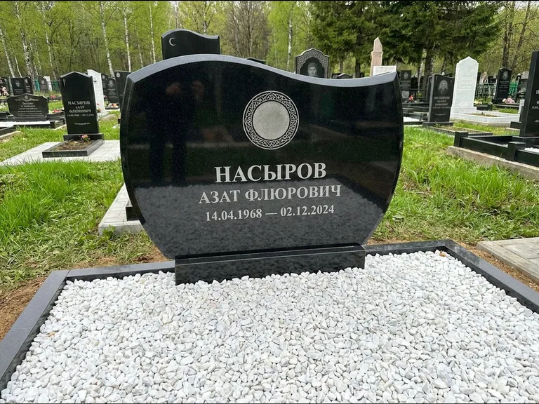 Мусульманский памятник: стела с волнообразным скошенным верхом — гравировка мечети под полумесяцем и звёздами, белая мраморная крошка с бордюром, работа «Насыров» во Владивостоке