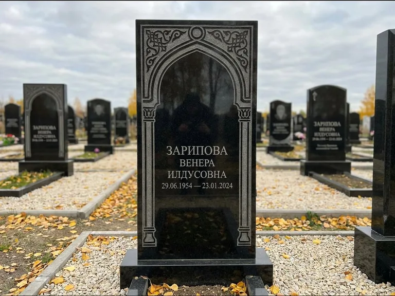 Мусульманский памятник: фигурная стела с михраб-нишей — гравировка мечети в михраб-арке с орнаментом, светлая гравийная отсыпка, работа «Зарипова» во Владивостоке