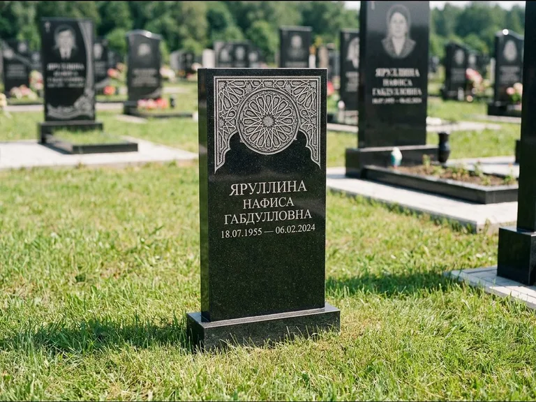 Мусульманский памятник: небольшая скромная невысокая стела — золочёная гравировка мечети, аккуратный участок с газоном, работа «Фахрутдинова» во Владивостоке