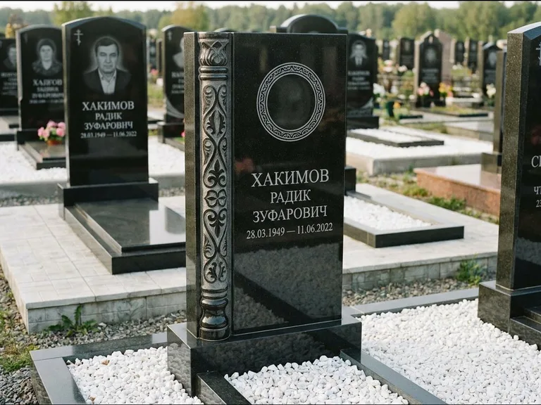 Мусульманский памятник: стела с боковой резной орнаментальной колонной — детализированная гравировка мечети Кул-Шариф, белая мраморная крошка, работа «Хабибуллин» во Владивостоке