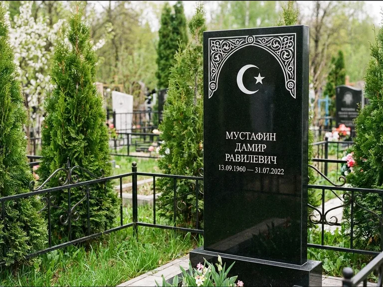 Мусульманский памятник — полумесяц со звездой и орнамент-бордюр, работа «Мустафин» во Владивостоке