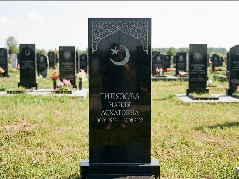 Мусульманский памятник: узкая вертикальная стела-пилон с полумесяцем — гравировка мечети в михраб-арке с орнаментом, открытая лужайка без ограды, работа «Ибрагимова» во Владивостоке