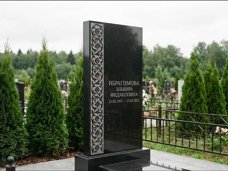 Мусульманский памятник — колонна ислими по краю стелы, работа «Ибрагимова» во Владивостоке