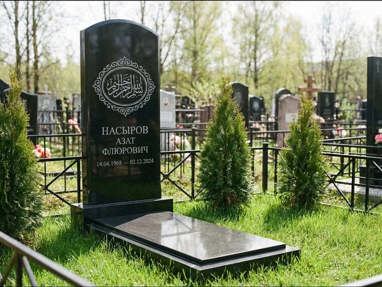 Мусульманский памятник — имя на арабском в картуше, работа «Насыров» во Владивостоке