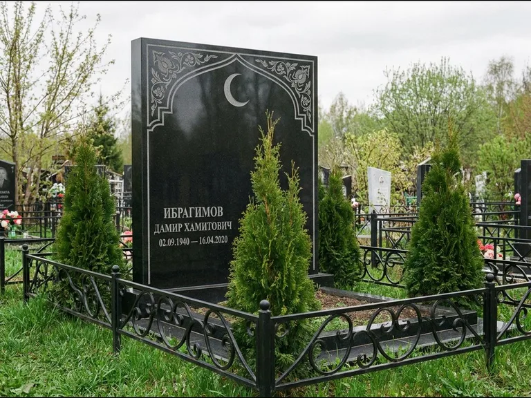 Памятник с гравировкой полумесяца — гравировка полумесяца в восточной арке с орнаментом, работа «Ибрагимов» во Владивостоке