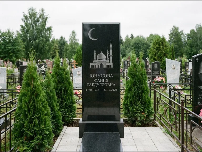 Памятник с гравировкой полумесяца — гравировка полумесяца над силуэтом мечети, работа «Юнусова» во Владивостоке