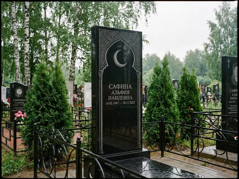 Памятник с гравировкой полумесяца — гравировка полумесяца в восточной арке с орнаментом, работа «Сафина» во Владивостоке