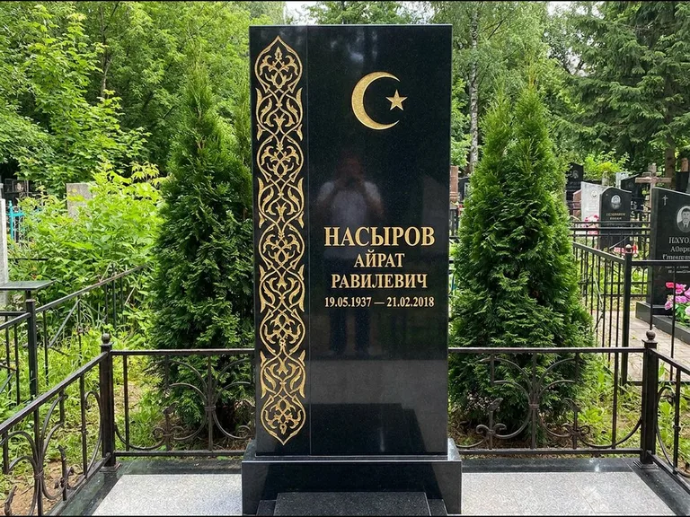 Памятник с гравировкой полумесяца — золочёный полумесяц и колонна растительного орнамента-ислими, работа «Насыров» во Владивостоке