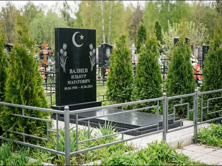 Памятник с гравировкой полумесяца — гравировка полумесяца со звездой и тюльпанами по бокам, работа «Валиев» во Владивостоке