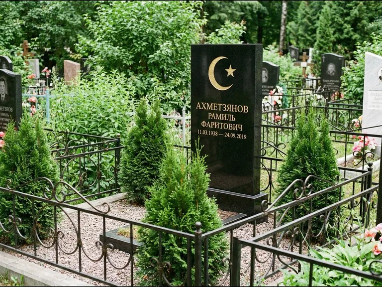 Памятник с гравировкой полумесяца — золочёная гравировка полумесяца со звездой в верхней части с, работа «Ахметзянов» во Владивостоке