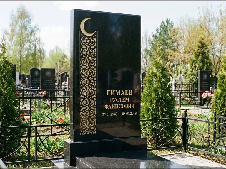 Памятник с гравировкой полумесяца — золочёный полумесяц и колонна растительного орнамента-ислими, работа «Гимаев» во Владивостоке
