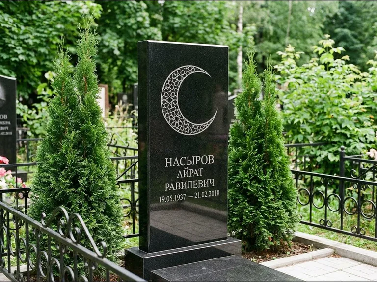 Памятник с гравировкой полумесяца — гравировка полумесяца в геометрическом орнаменте-гирихе, работа «Насыров» во Владивостоке