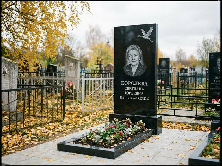 Памятник с гравировкой журавлей — белая гравировка клина журавлей, уходящего в верхний угол ст, работа «Королёва» во Владивостоке