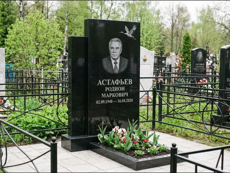 Памятник с гравировкой журавлей — гравировка одиночного летящего журавля над портретом, работа «Астафьев» во Владивостоке