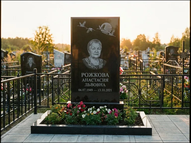 Памятник с гравировкой журавлей — гравировка клина журавлей на фоне солнечного диска, работа «Рожкова» во Владивостоке