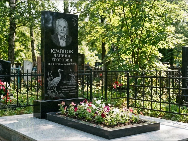 Памятник с гравировкой журавлей — гравировка журавля у камышей рядом с эпитафией, работа «Кравцов» во Владивостоке