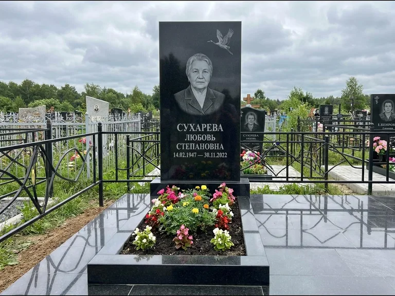 Памятник с гравировкой журавлей — гравировка одиночного летящего журавля над портретом, работа «Сухарева» во Владивостоке