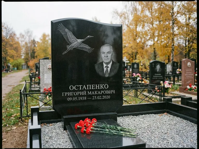Памятник с гравировкой журавлей — гравировка журавлей, работа «Остапенко» во Владивостоке