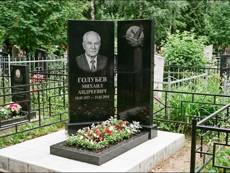 Памятник с гравировкой журавлей — гравировка клина журавлей на фоне солнечного диска, работа «Голубев» во Владивостоке