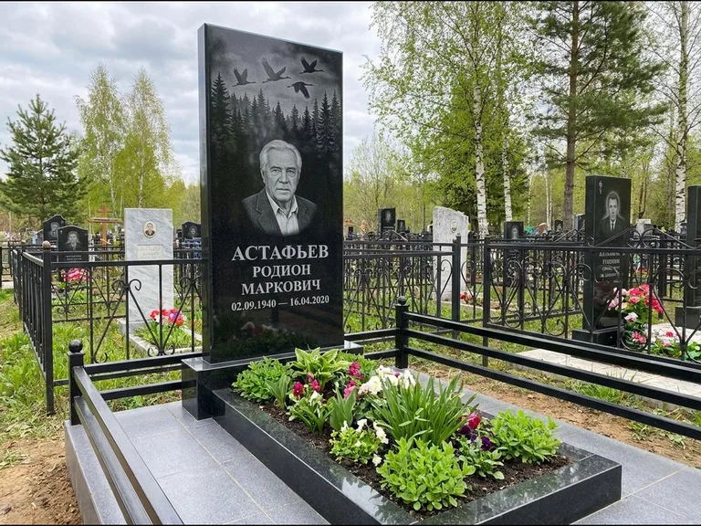 Памятник с гравировкой журавлей — гравировка силуэтов журавлей над еловым лесом, работа «Астафьев» во Владивостоке