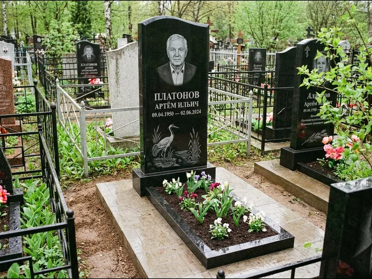 Памятник с гравировкой журавлей — гравировка журавля у камышей рядом с эпитафией, работа «Платонов» во Владивостоке