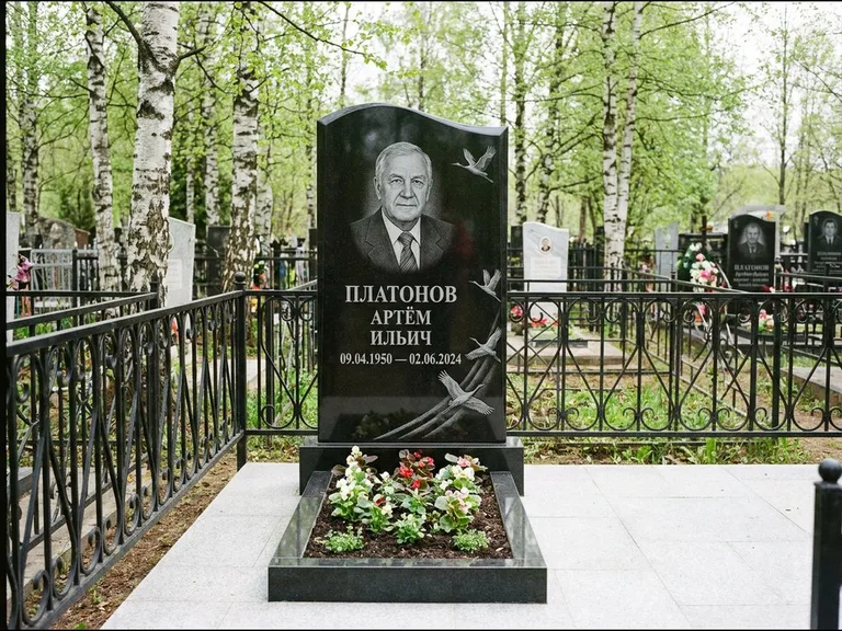 Памятник с гравировкой журавлей — гравировка трёх журавлей по диагонали через свободное поле с, работа «Платонов» во Владивостоке