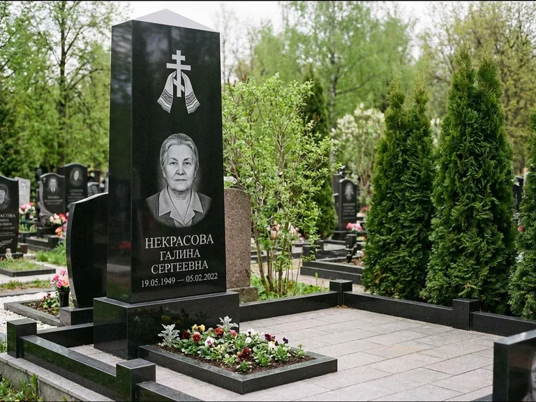 Памятник из чёрного гранита — стела-пилон с ажурным резным крестом, работа «Ерофеева» во Владивостоке