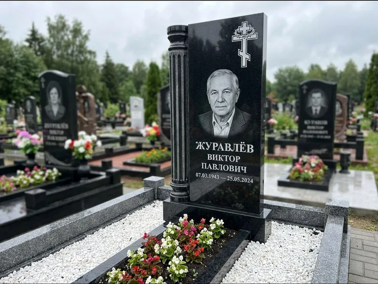 Памятник из чёрного гранита — семейный мемориал из двух стел с крестом с рушником, работа «Гущин» во Владивостоке