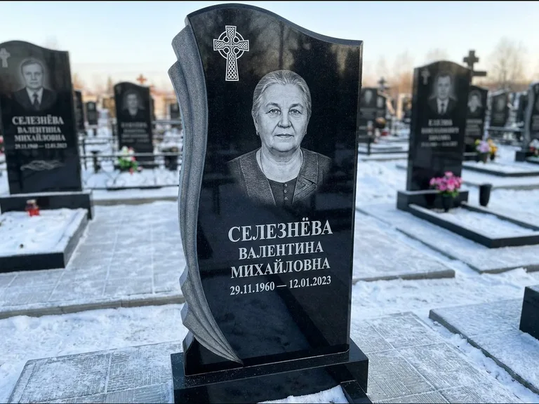 Памятник из чёрного гранита — восьмигранный обелиск с кельтским крестом, работа «Некрасова» во Владивостоке