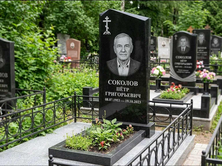 Памятник из чёрного гранита — полукруглая стела с крестом на Голгофе, работа «Журавлёв» во Владивостоке