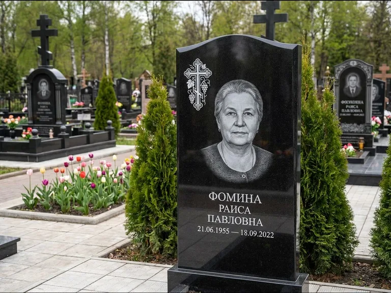 Памятник из чёрного гранита — двухцветная стела с крестом с распятием, работа «Одинцова» во Владивостоке