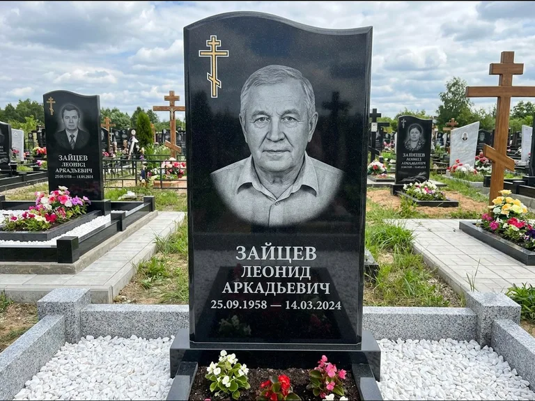 Памятник из чёрного гранита — горизонтальная семейная стела с аркой с процветшим крестом с виноградной лозой, работа «Верещагин» во Владивостоке