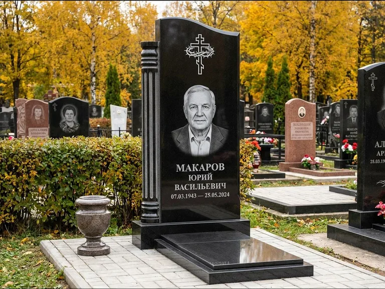 Памятник из чёрного гранита — асимметричная стела с крестом с рушником, работа «Панкратов» во Владивостоке