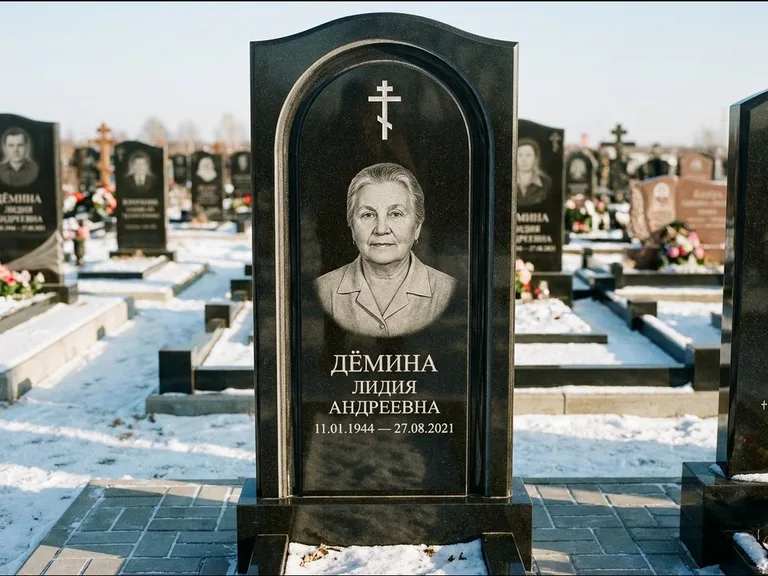 Памятник из чёрного гранита — стела-триптих с крестом с терновым венцом, работа «Ерофеева» во Владивостоке