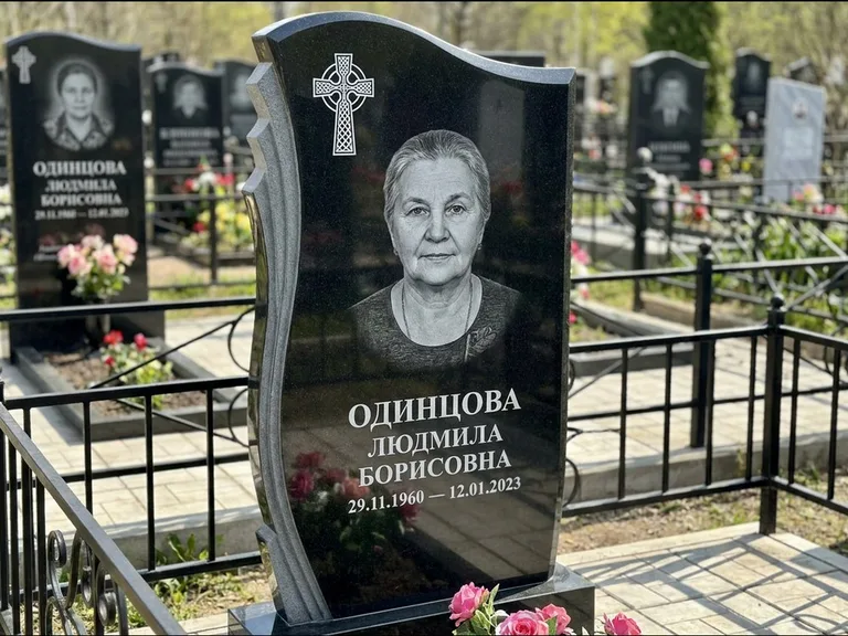 Памятник из чёрного гранита — стела с портретным овалом с кельтским крестом, работа «Савельева» во Владивостоке