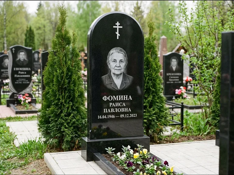 Памятник из чёрного гранита — вертикальная стела с латинским крестом, работа «Некрасова» во Владивостоке