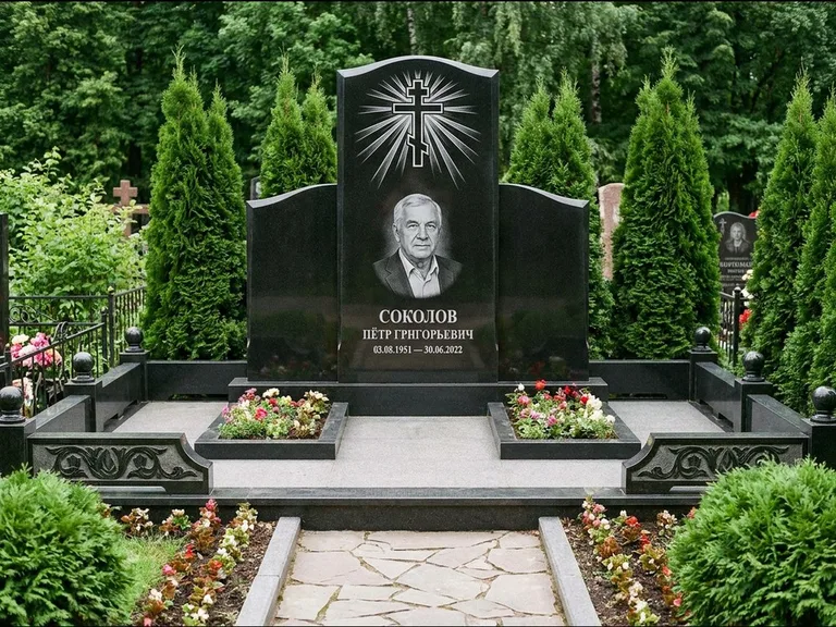 Памятник из чёрного гранита — низкая стела с крестом сбоку с золочёным крестом, работа «Верещагин» во Владивостоке
