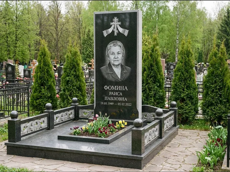 Памятник из чёрного гранита — семейный мемориал с ажурным резным крестом, работа «Мельникова» во Владивостоке