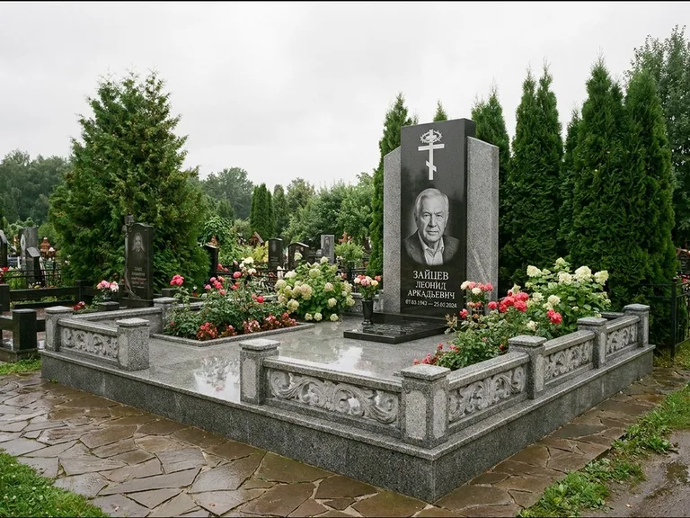 Памятник из чёрного гранита — стела с двумя портретами с крестом с рушником, работа «Богданов» во Владивостоке