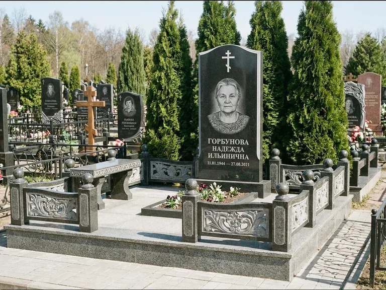 Памятник из чёрного гранита — стела с золочёным крестом с крестом с терновым венцом, работа «Селезнёва» во Владивостоке