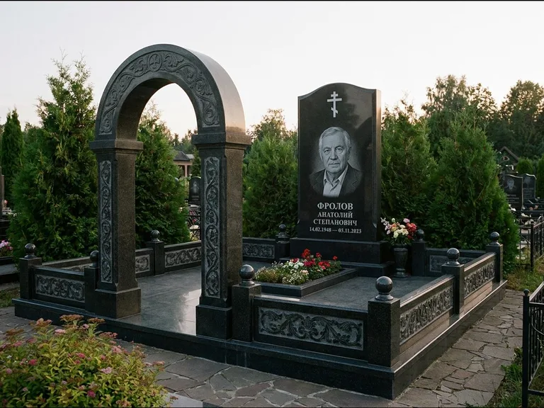 Памятник из чёрного гранита — высокая стела с процветшим крестом с православным восьмиконечным крестом, работа «Панкратов» во Владивостоке