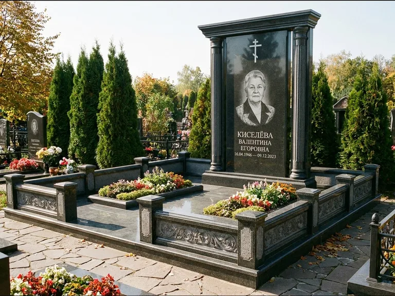 Памятник из чёрного гранита — стела с кельтским крестом с латинским крестом, работа «Ерофеева» во Владивостоке